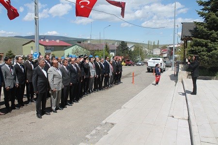 İlçemizde 19 Mayıs Atatürk’ü Anma Gençlik ve Spor Bayramı çelenk sunma töreni yapıldı.